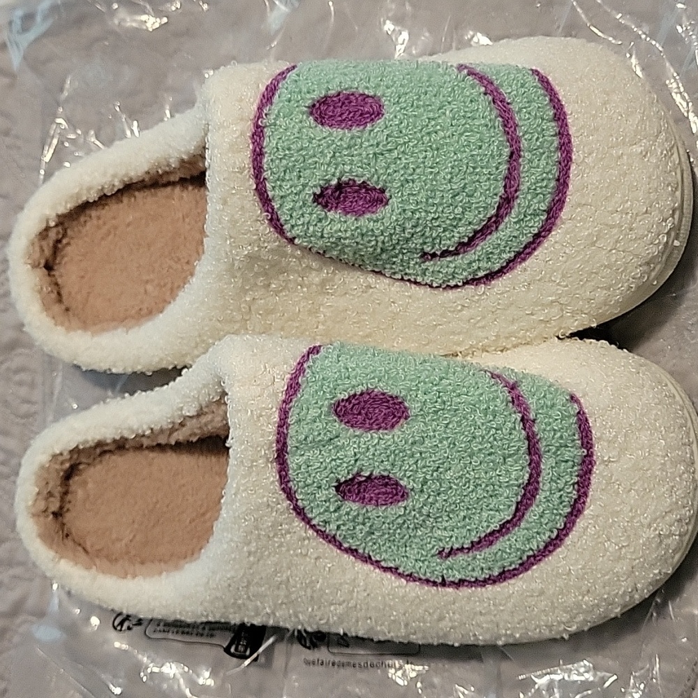 New Cozy Cream Women's Slippers with Smiley Face
